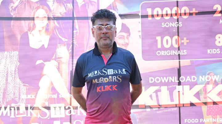 বিজয়ী দলের জন্য ছিল ট্রফি ও পুরষ্কার। ম্যাচ শেষে সেই সমস্ত তুলে দেওয়া হয় খেলোয়াড়দের হাতে।