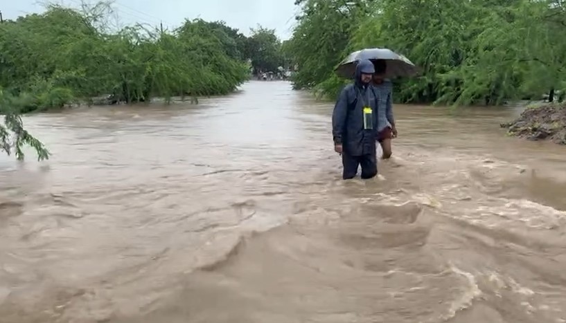 Rajkot Rain: ધોરાજી પંથકમાં આભ ફાટ્યું, 14 ઈંચ વરસાદથી અનેક ગામડાઓ સંપર્ક વિહોણા