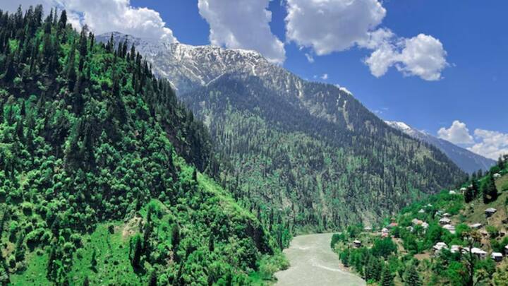 गुरेझ व्हॅली - श्रीनगरपासून अवघ्या 3 तासांच्या अंतरावर असलेल्या या ठिकाणाबद्दल फारशा लोकांना माहिती नाही, कारण प्रत्येकाच्या ओठावर फक्त श्रीनगर, गुलमर्ग आणि सोनमर्गचीच नावे आहेत. येथे तुम्हाला शांतता आणि शांतता जाणवेल कारण या ठिकाणाबद्दल फारसे लोकांना माहिती नाही. गुरेझ व्हॅली वर्षाचे 6 महिने बर्फाने झाकलेली असते. पण जुलै, ऑगस्ट आणि सप्टेंबर हे महिने भेट देण्यास उत्तम. जर तुम्हाला नद्यांवर प्रेम असेल, तर तुमच्या जोडीदारासोबत शांततेने वेळ घालवा, हातात हात घालून, नदीचा खळखळणारा आवाज ऐका.