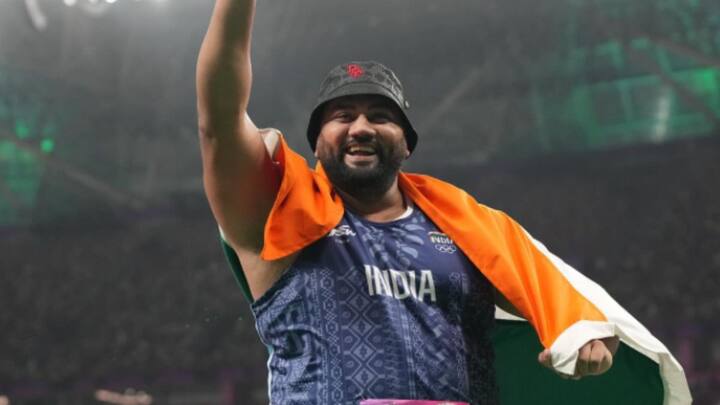 दुनिया के सबसे बड़े खेल आयोजन में चमकेंगे दिग्गज भारतीय ओलंपियन 4 5. तजिंदरपाल सिंह तूर: भारतीय एथलेटिक्स में एक प्रमुख नाम तजिंदरपाल सिंह तूर एक शॉट पुटर हैं, जिनके नाम एशियाई रिकॉर्ड है और उन्होंने एशियाई खेलों और एशियाई चैंपियनशिप में दो बार स्वर्ण पदक जीता है। 2021 में, तूर ने इंडियन ग्रां प्री में 21.49 मीटर की थ्रो के साथ एक नया एशियाई और राष्ट्रीय रिकॉर्ड बनाया। इस प्रदर्शन ने उन्हें टोक्यो 2020 ओलंपिक के लिए भी योग्य बनाया। दुर्भाग्य से, खेलों के दौरान कलाई की चोट ने उन्हें फाइनल में पहुँचने से रोक दिया। (छवि स्रोत: Instagram/tajinder22.22)