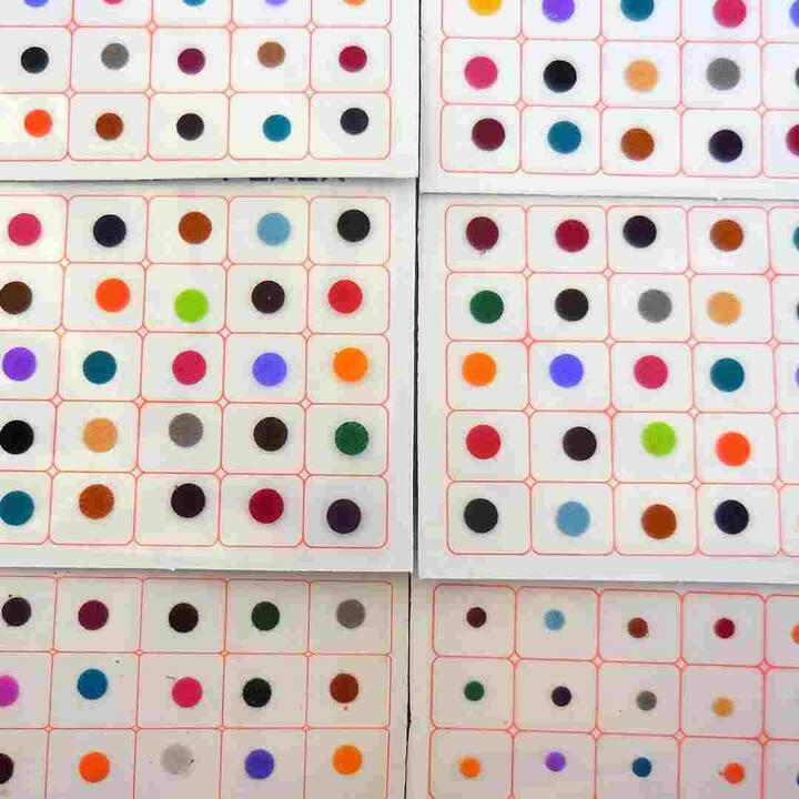 ਬਿੰਦੀ ਦੀ ਚੋਣ ਹਮੇਸ਼ਾ ਚਿਹਰੇ ਦੀ ਸ਼ਕਲ ਦੇ ਹਿਸਾਬ ਨਾਲ ਕਰਨੀ ਚਾਹੀਦੀ ਹੈ। ਜ਼ਰਾ ਸੋਚੋ, ਜੇਕਰ ਤੁਹਾਡਾ ਚਿਹਰਾ ਲੰਬਾ ਹੈ ਅਤੇ ਤੁਸੀਂ ਲੰਬੀ ਬਿੰਦੀ ਵੀ ਲਗਾਉਦੇ ਹੋ, ਤਾਂ ਕੀ ਤੁਹਾਡੀ ਦਿੱਖ ਵਧੇਗੀ? ਇਸੇ ਲਈ ਹਮੇਸ਼ਾ ਕਿਹਾ ਜਾਂਦਾ ਹੈ ਕਿ ਤੁਸੀਂ ਚਾਹੇ ਕਿੰਨੇ ਵੀ ਚੰਗੇ ਕੱਪੜੇ ਪਹਿਨੋ ਜਾਂ ਜਿੰਨਾ ਮਰਜ਼ੀ ਮੇਕਅੱਪ ਕਰੋ, ਜੇਕਰ ਬਿੰਦੀ ਤੁਹਾਡੇ ਚਿਹਰੇ 'ਤੇ ਸੂਟ ਨਹੀਂ ਕਰਦੀ ਤਾਂ ਤੁਹਾਡੀ ਦਿੱਖ ਪੂਰੀ ਨਹੀਂ ਹੋਵੇਗੀ। ਅੱਜ ਇਸ ਲੇਖ ਵਿਚ ਅਸੀਂ ਤੁਹਾਨੂੰ ਕੁਝ ਅਜਿਹੇ ਟਿਪਸ ਦੱਸਾਂਗੇ ਜਿਨ੍ਹਾਂ ਦੀ ਮਦਦ ਨਾਲ ਤੁਸੀਂ ਆਪਣੇ ਚਿਹਰੇ ਦੇ ਹਿਸਾਬ ਨਾਲ ਪਰਫੈਕਟ ਬਿੰਦੀ ਦੀ ਚੋਣ ਕਰ ਸਕੋਗੇ।