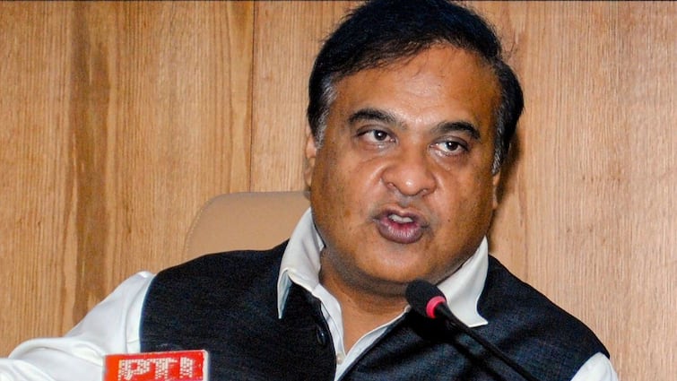 Himanta Biswa Sarma says Who were encroachers No answer required Congress revert What happened to encroachment by your friends 'असम में जमीन पर कब्जा करने वाले कौन? बताने की जरूरत नहीं', CM हिमंत ने किसपर साधा निशाना