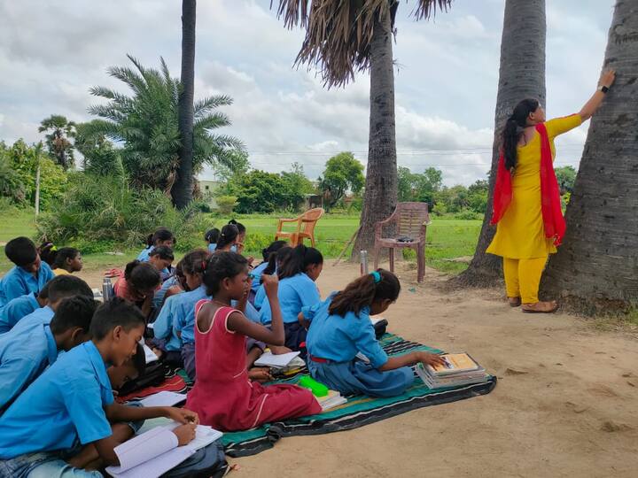 सबसे अनोखी चीज है कि खुले मैदान में ताड़ के पेड़ को ही ब्लैकबोर्ड की तरह इस्तेमाल कर उस पर शिक्षिका ललिता पढ़ाती हैं. मैडम पेड़ पर चॉक से लिखती हैं और बच्चे बड़े आराम से उस पर देखकर पढ़ भी लेते हैं.