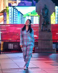 नाइट सूट पहन Shehnaaz Gill ने दिए टाइम्स स्क्वायर पर पोज, सोशल मीडिया पर छाया एक्ट्रेस का लुक