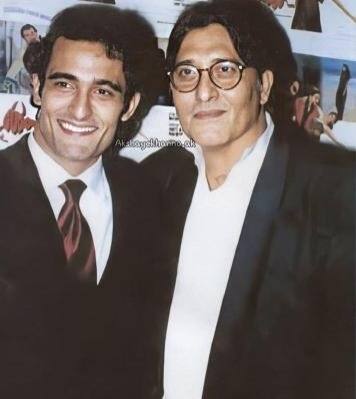 70's से लेकर 90's तक विनोद खन्ना ने कई सुपहिट फिल्में दीं और उनका करियर काफी ऊंचाई पर भी गया था. लेकिन उनके दो बेटे अक्षय खन्ना और राहुल खन्ना उनके जैसे फेमस नहीं हो पाए. अक्षय खन्ना ने तो कुछ हिट फिल्में दी भी हैं लेकिन राहुल खन्ना का करियर खास नहीं रहा.