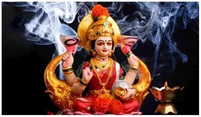 मान्यतेनुसार, देवी लक्ष्मीचा फोटो घरात लावल्याने आलेलं संकट दूर होते तसेच, पैशांचीही कमतरता भासत नाही.