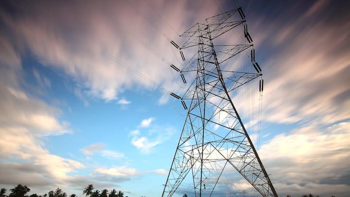 লাগাম ছাড়া বিদ্যুতের মাশুল বৃদ্ধির অভিযোগ সামনে এসেছে। এহেন পরিস্থিতিতে বিল মেটানোই কার্যত সমস্যার হয়ে দাঁড়াচ্ছে সাধারণ মানুষের। এই অবস্থায় কী করলে খানিকটা কম আসতে পারে বিল?