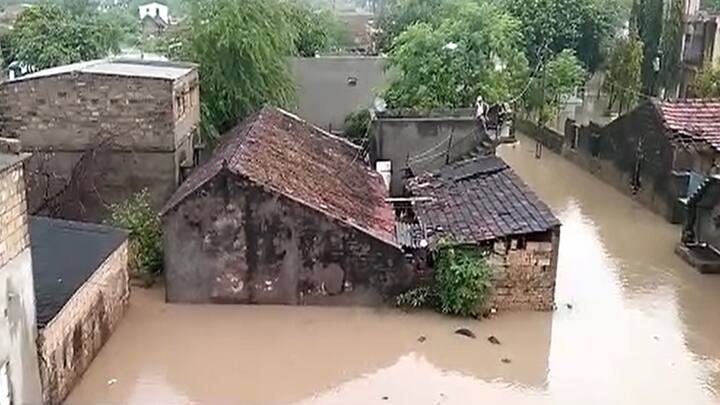 કેશોદમાં આઠ ઈંચ વરસાદથી સોંદરડાનો ડેમ ઓવરફ્લો થયો હતો. સોંદરડા ગામમાંથી વહેતી નદીમાં પૂર આવ્યું હતું. ઈટાળી ગામમાં ઢીંચણ સમા પાણી ભરાયા હતા. ઘેડ પંથકમાં આવેલા બાલગામ, ફુલરામા, મૂળિયાસા ગામ બેટમાં ફેરવાયા હતા.