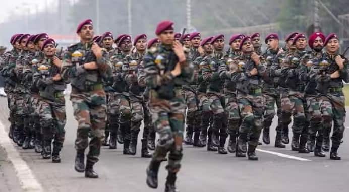 Agniveer Yojana: ઇન્ડિયન આર્મી, ઇન્ડિયન એરફોર્સ અને ઇન્ડિયન નેવીમાં ભરતી થવા માટે હવે નવી અગ્નવીર યોજના લાગુ કરવામાં આવી છે. આ લોકો આ યોજના હેઠળ અરજી કરી શકશે નહીં. ભારતીય સેના વિશ્વની ચોથી સૌથી મોટી સેના છે. ભારતીય સેવામાં 10 લાખથી વધુ સક્રિય સૈનિકો હાજર છે.