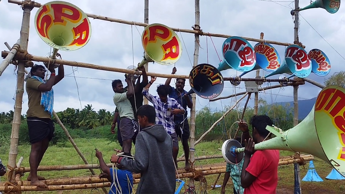 ‘யார் பாட்டு சத்தமா கேக்கும்னு பாப்போம்’ - சவுண்டு சர்வீஸ்ன் பாட்டுப்போட்டி