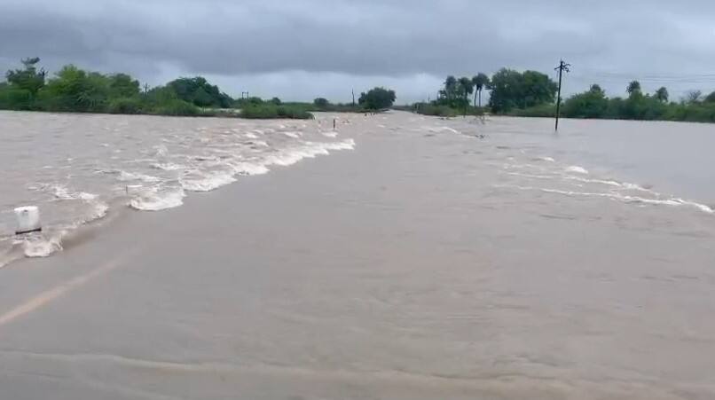 Heavy Rain in khambhaliya city Devbhumi Dwarka: દ્વારકા જિલ્લામાં સતત બીજા દિવસે મેઘરાજાએ  તાંડવ મચાવ્યું, ખંભાળિયામાં જળબંબાકાર