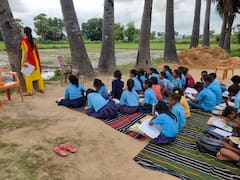 देखिए CM साहब! नालंदा में बिजली कटी तो खुले मैदान में पढ़ाई शुरू, शिक्षिका ने पेड़ को बना दिया ब्लैकबोर्ड