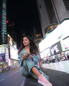 नाइट सूट पहन Shehnaaz Gill ने दिए टाइम्स स्क्वायर पर पोज, सोशल मीडिया पर छाया एक्ट्रेस का लुक