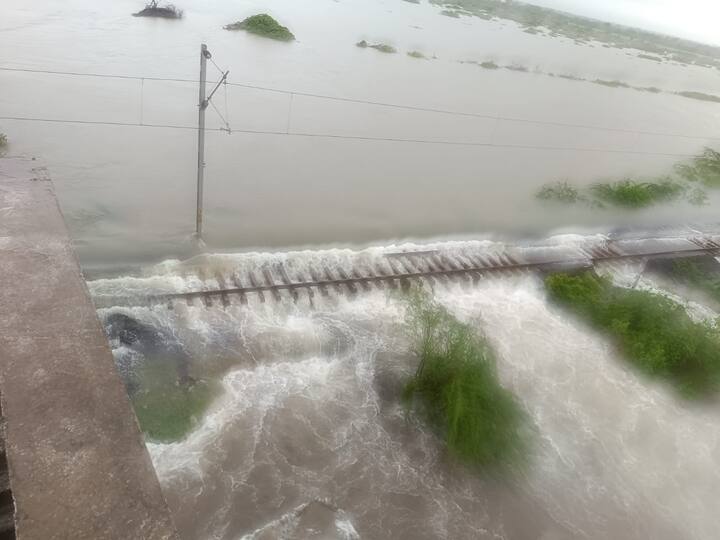 ભારે વરસાદથી પોરબંદર જિલ્લામાં ટ્રેન વ્યવહારને અસર થઈ છે. ભારે વરસાદથી કેટલીક ટ્રેનોને રદ કરવામાં આવી છે.