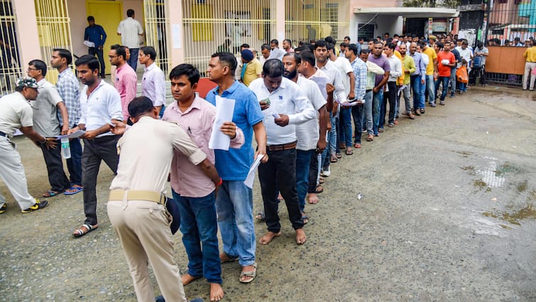 UP Police recruitment exam 4 lakh candidates gave exam in Lucknow यूपी पुलिस भर्ती परीक्षा के लिए लखनऊ में बनाए 81 परीक्षा केंद्र, इतने लाख छात्र देंगे एग्जाम