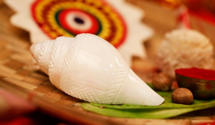 वास्तूशास्त्रानुसार, घराच्या देव्हाऱ्यात शंख ठेवणं फारच शुभदायक मानले जाते. शंख ठेवल्याने घरात एक प्रकारे सकारात्मकता येते.