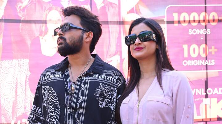 এদিন ম্যাচ দেখতে হাজির ছিলেন দর্শনা বনিকও। তিনি ম্যাচ খেলেননি, কেবল দর্শকাসনে পৌঁছে গিয়েছিলেন স্বামী সৌরভ আর তাঁর দলকে উৎসাহ দেওয়ার জন্য।