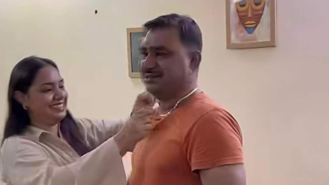 Viral Video Trending Daughter Surprises Father With Gold Chain On His Birthday Emotional Video Daughter Surprises Father With Gold Chain On His Birthday, Emotional Video Wows Netizens — WATCH