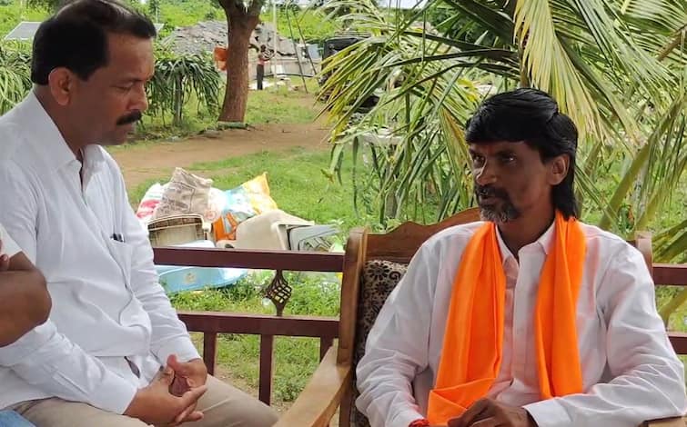 MP Bhaskar Bharge met Manoj Jarange Patil at Antarwali Sarati ij jalna maratha reservation  शरद पवार गटाचे खासदार भास्कर भरगेंनी घेतली मनोज जरांगेंची भेट, नेमकी काय झाली चर्चा? 