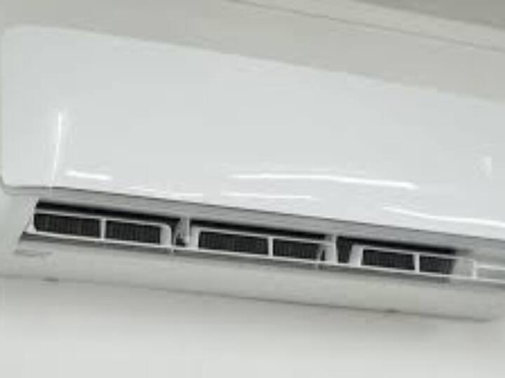 ਵੋਲਟਾਸ ਏਅਰ ਕੰਡੀਸ਼ਨਰ 'ਤੇ ਵੀ ਜ਼ਬਰਦਸਤ ਡਿਸਕਾਊਂਟ ਆਫਰ ਦਿੱਤੇ ਜਾ ਰਹੇ ਹਨ। ਵੋਲਟਾਸ 1.5 ਟਨ 3 ਸਟਾਰ ਸਪਲਿਟ AC ਨੂੰ ਫਲਿੱਪਕਾਰਟ 'ਤੇ 64,990 ਰੁਪਏ 'ਤੇ ਸੂਚੀਬੱਧ ਕੀਤਾ ਗਿਆ ਹੈ ਪਰ ਇਸ ਸਮੇਂ ਇਸ 'ਤੇ 49% ਦੀ ਭਾਰੀ ਛੋਟ ਮਿਲ ਰਹੀ ਹੈ। ਡਿਸਕਾਊਂਟ ਦੇ ਨਾਲ, ਤੁਸੀਂ ਇਸ ਸਪਲਿਟ ਏਸੀ ਨੂੰ ਸਿਰਫ 32,990 ਰੁਪਏ ਵਿੱਚ ਖਰੀਦ ਸਕਦੇ ਹੋ। Voltas AC ਊਰਜਾ ਕੁਸ਼ਲ ਤਕਨਾਲੋਜੀ ਦੇ ਨਾਲ ਆਉਂਦਾ ਹੈ।