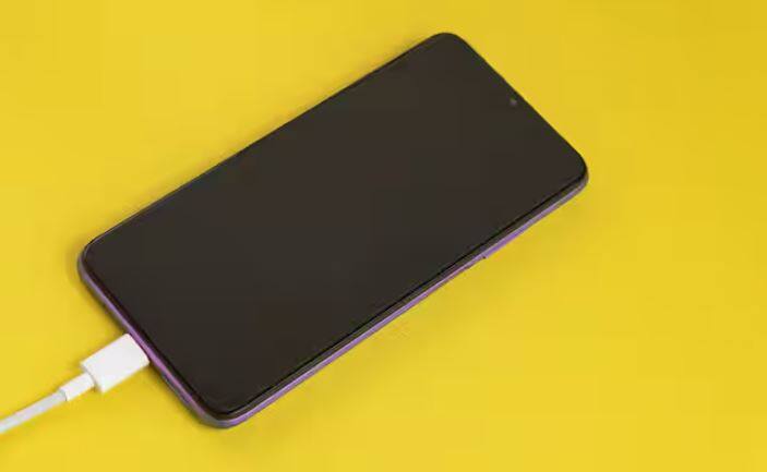 ਅਜਿਹਾ ਇਸ ਲਈ ਕਿਉਂਕਿ OLED ਅਤੇ AMOLED ਦੇ ਨਾਲ ਆਉਣ ਵਾਲੇ ਸਮਾਰਟਫੋਨ ਦੀ ਬੈਟਰੀ ਜਲਦੀ ਖਤਮ ਹੋ ਜਾਂਦੀ ਹੈ।