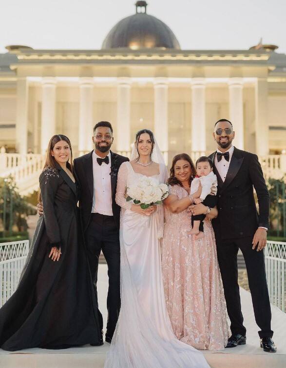 हार्दिक नताशा यांनी 1 जानेवारी 2020 रोजी लग्न केले.त्यानंतर त्यांनी 2023 साली पुन्हा एकदा मोठ्या थाटामाटात लग्न केलं. मात्र अलिकडेच या दोघांच्या नात्यात दुरावा आल्याचं म्हटलं जात होतं. (P.C. hardikpandya93)