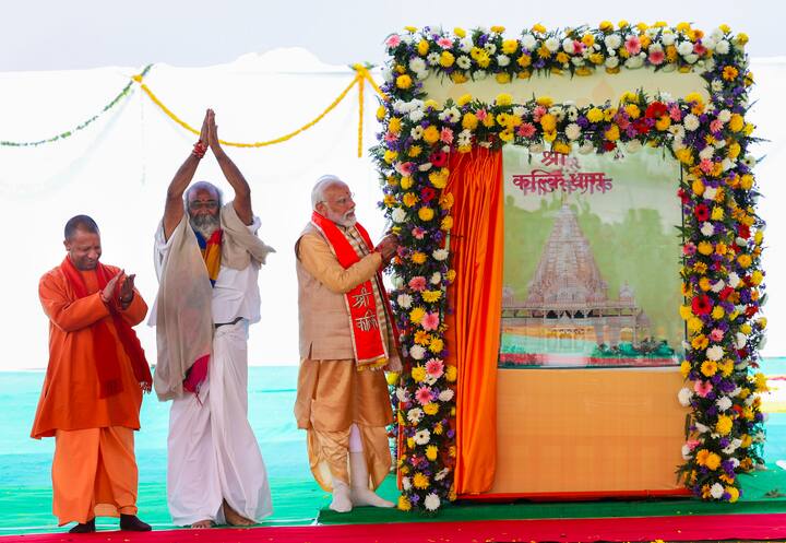 इतना ही नहीं, सनातन और हिंदुत्व का जिक्र करते हुए आध्यात्मिक गुरु आगे बोले कि इनकी और वीडी सावरकर की विचारधारा से विश्वासघात पर क्या कुछ कहा जाएगा?