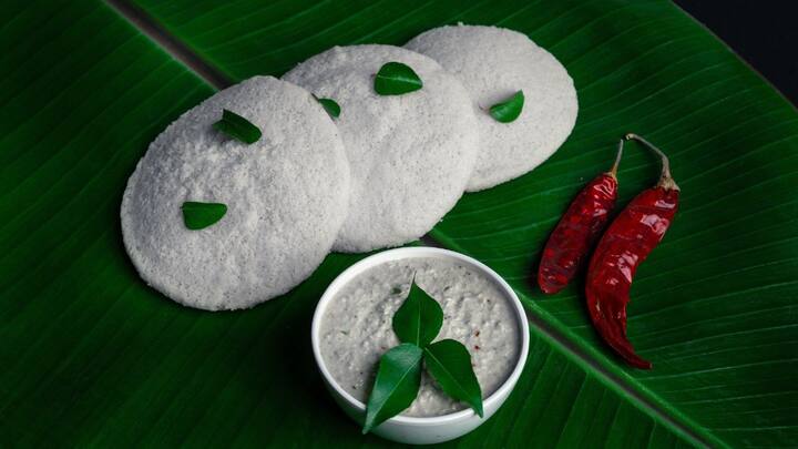 தேவையெனில் தண்ணீர் சேர்த்துகொள்ளலாம். இப்போது இட்லி பானையில் இந்த மாவில் இட்லி ஊற்றி வைக்கவும். பீட்ரூட் இட்லி வெந்ததும் அதை சிறிய துண்டுகளாக நறுக்கி வைக்கவும்.