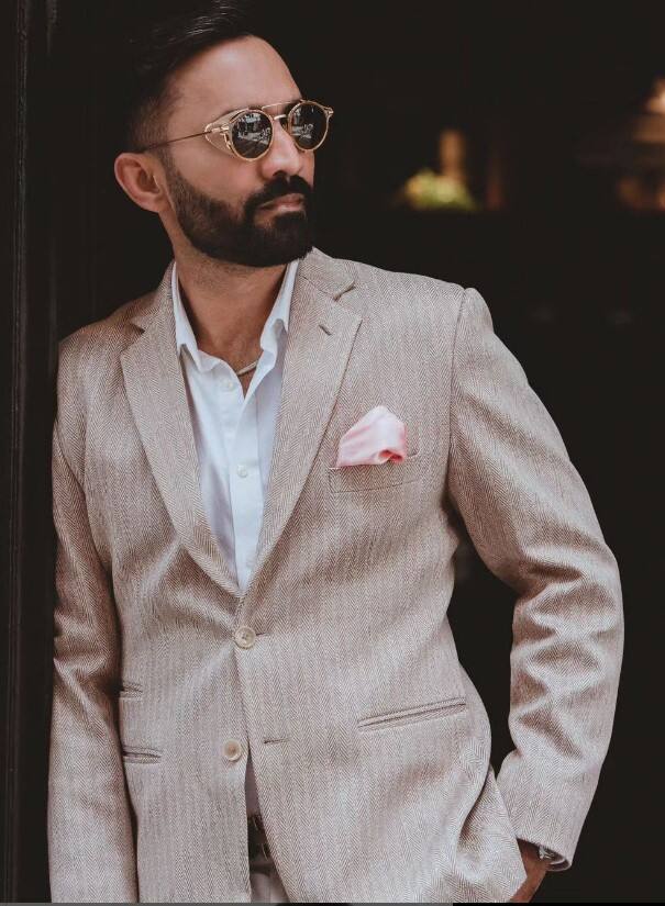 दिनेश कार्तिकने 21 वर्षाचा असताना 2007 साली लहानपणीची मैत्रीण निकिता बंजारा हिच्यासोबत लग्न केलं होतं.2012 साली दिनेश कार्तिक आणि निकिता बंजारा विभक्त झाले.2015 साली दिनेश कार्तिकने स्वॅशपटू दीपिका पल्लीकलसोबत लग्न केलं.(p.c dk00019)