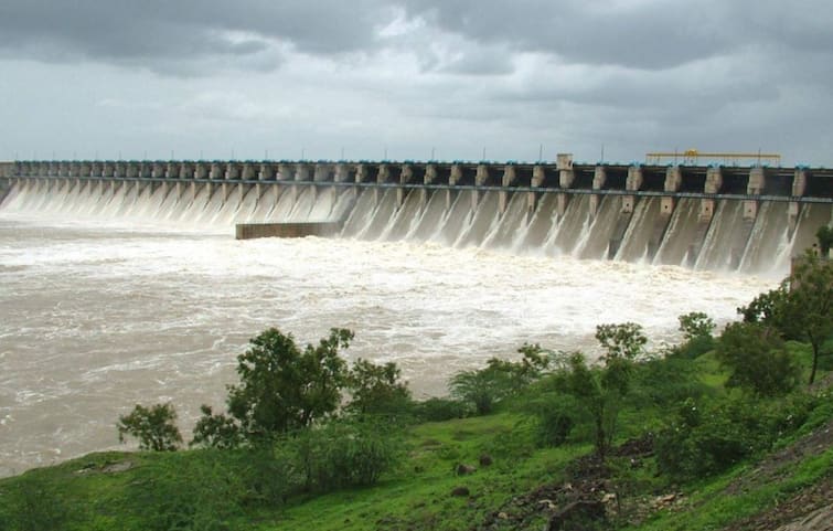 Solapur Ujani Dam News discharge of water coming into Ujani Dam has increased गुड न्यूज! उजनीत धरणात येणारा पाण्याचा विसर्ग वाढला, सध्या उजनीत पाणीसाठा किती?