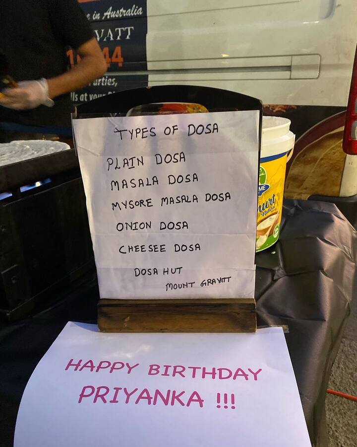 প্রিয়ঙ্কার জন্য বিভিন্ন রকমের ধোসায় আয়োজন করেছিলেন স্বামী নিক। সোশ্যাল মিডিয়ায় সেই ছবিও শেয়ার করে নিয়েছেন প্রিয়ঙ্কা। একটি ধোসার মেনুর নিচে লেখা হয়েছে 'হ্যাপি বার্থডে প্রিয়ঙ্কা'