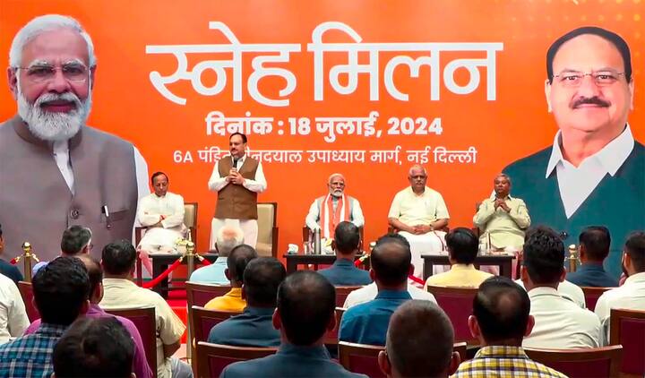 देश की राजधानी दिल्ली में 18 जुलाई, 2024 को बीजेपी मुख्यालय में 'स्नेह मिलन' कार्यक्रम हुआ, जिसमें पीएम की वहां काम करने वाले कर्मचारियों से मुलाकात हुई.
