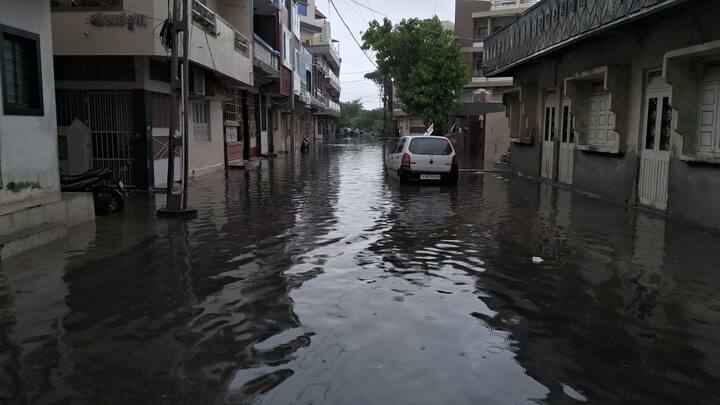 નિચાણવાળા વિસ્તારોમાં લોકોના ઘરોમાં ભરાયા પાણી ભરાતા હાલાકી સર્જાઈ છે. પાણીના યોગ્ય નિકાલની વ્યવસ્થા ન હોવાનો સ્થાનિકો આરોપ લગાવી રહ્યા છે.