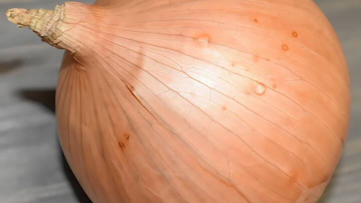 নতুন চুল গজানোর জন্য পেঁয়াজের রস মাথায় ব্যবহার করবেন না। কারণ তাতে চুল তো ভালো হবেই না এমনকী চুল ওঠাও বন্ধ না হবে। উল্টে বিপরীত ফল হতে পারে।(:ছবি সৌজন্য- পিক্সাবে)