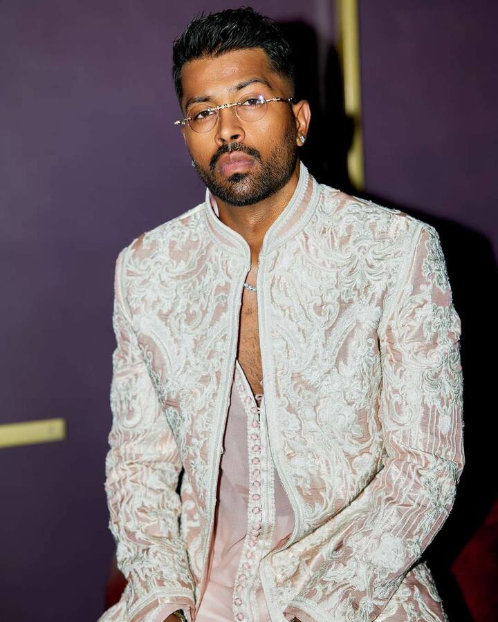 शिखर धवन हा मैदानावर उतरल्यानंतर चौकार आणि षटकार यांचा पाऊस पाडतो.वैयक्तिक आयुष्यात मात्र त्याला कठीण काळातून जावं लागलं. (p.c shikhardofficial)