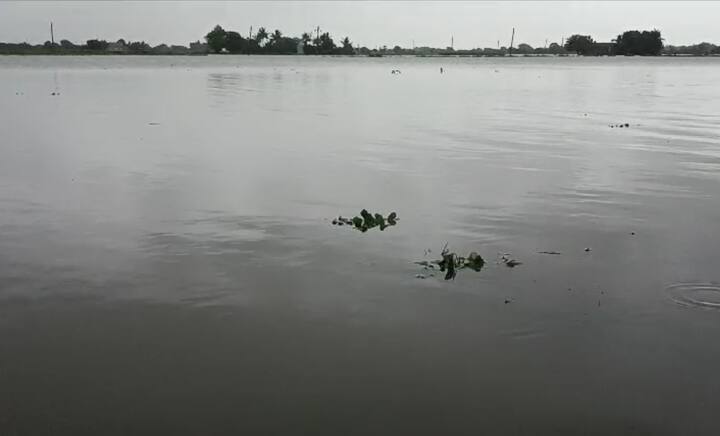 Gujarat Rain Photo: હવામાન વિભાગની આગાહીને પગલે ગુજરાતના કેટલાક વિસ્તારોમાં ભારે વરસાદ પડ્યો છે. ખાસ કરીને પોરબંદર વિસ્તારમાં જાણો આભ ફાટ્યું હોય તેવી સ્થિતિ નિર્માણ પામી છે.