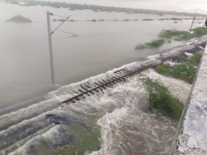 પોરબંદર શહેર, ગ્રામ્ય અને બરડા પંથક જળમગ્ન થયો છે. પોરબંદર-રાણાવાવ વચ્ચેનો રેલવે ટ્રેક ધોવાઈ ગયો છે.