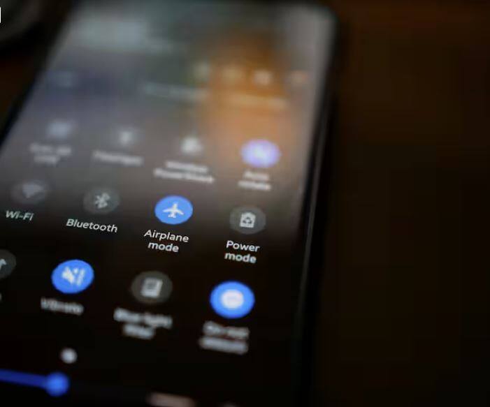 ਬੈਟਰੀ ਬਚਾਉਣ ਲਈ, ਆਪਣੇ ਫ਼ੋਨ ਦੀ ਸਕਰੀਨ ਦੀ Brightness ਨੂੰ ਘੱਟੋ-ਘੱਟ ਰੱਖੋ।