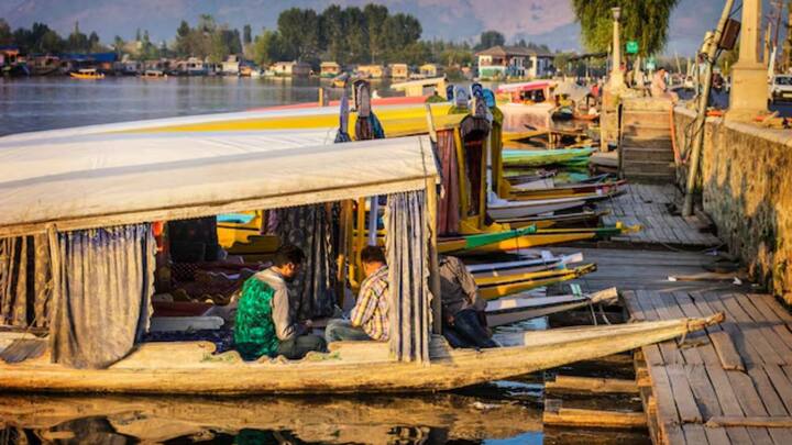 यानंतर, तुम्ही अशी काही ठिकाणे निवडावी जिथे तुम्हाला स्वस्त हॉटेल्स मिळतील आणि खर्चही जास्त नसेल. सर्व डेस्टीनेशन एकमेकांपासून फार दूर नसल्याचा प्रयत्न करा. जेणेकरून कमी ठिकाणात तुमची सुट्टी आरामात घालवू शकता. आज आम्ही तुम्हाला काश्मीरच्या अशा काही खास ठिकाणांबद्दल सांगणार आहोत, जिथे तुम्ही तुमच्या जोडीदारासोबत कमी बजेटमध्ये फिरून परत येऊ शकता.