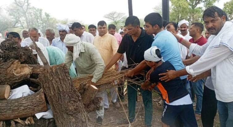 Narnaul MLA Om Prakash Yadav Son Umesh Yadav Passes Away Fighting Cancer Last Rites in Village Bajar ANN नारनौल के विधायक पूर्व मंत्री ओमप्रकाश यादव के बेटे उमेश यादव का निधन, पैतृक गांव में हुआ अंतिम संस्कार