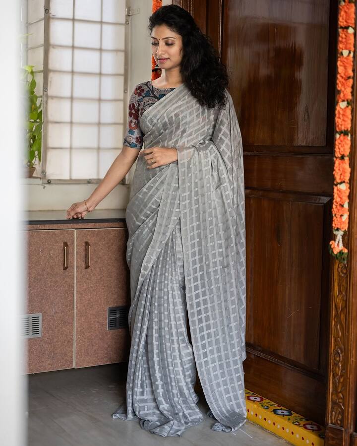 కుంకుమపువ్వు,  జానకి కలగనలేదు సీరియల్స్ సహా తెలుగు, తమిళంలో పలు సీరియల్స్ లో నటించి మెప్పించింది విష్ణుప్రియ. సీరియల్ నటుడు సిద్దార్ధ వర్మను పెళ్లిచేసుకుంది..ఓ కొడుకున్నాడు. ఓ వైపు కెరీర్, మరోవైపు వ్యక్తిగత జీవితం బ్యాలెన్స్ చేసుకుంటూ దూసుకెళుతోంది విష్ణుప్రియ.