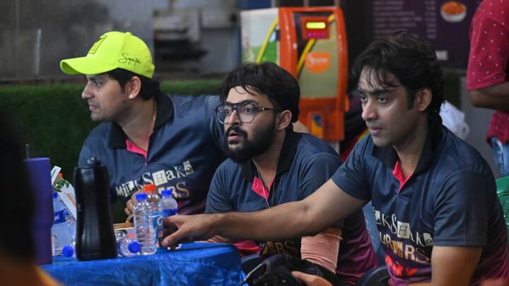 এই প্রথম নয়, এর আগেও একাধিক ছবির প্রচারের জন্য বেছে নেওয়া হয়েছে ক্রিকেট ম্যাচকেও। ইন্ডাস্ট্রির অনেক অভিনেতাই ক্রিকেটে বেশ পটু।