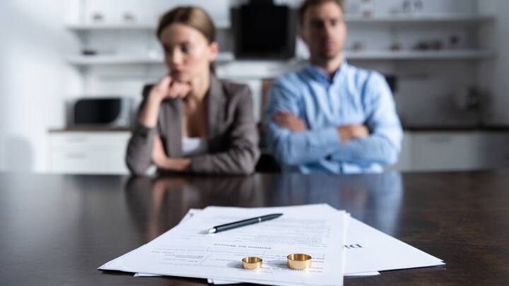 એક્સ્ટ્રા મેરિટલ અફેર છૂટાછેડાનું એક કારણ છે. જ્યારે કોઈ પોતાની જાતીય અથવા શારીરિક જરૂરિયાતો પૂરી કરવા માટે પોતાના પાર્ટનર સિવાય અન્ય વ્યક્તિ સાથે સંબંધ બાંધે છે, ત્યારે તેને એક્સ્ટ્રા મેરિટલ અફેર કહેવાય છે. એકવાર પતિ-પત્નીને વિશ્વાસઘાતનો અનુભવ થાય, તો તેના માટે વિશ્વાસ પાછો મેળવવો મુશ્કેલ બની જાય છે. એવું જોવામાં આવ્યું છે કે 20-40% છૂટાછેડા એક્સ્ટ્રા મેરિટલ અફેરને કારણે થાય છે.