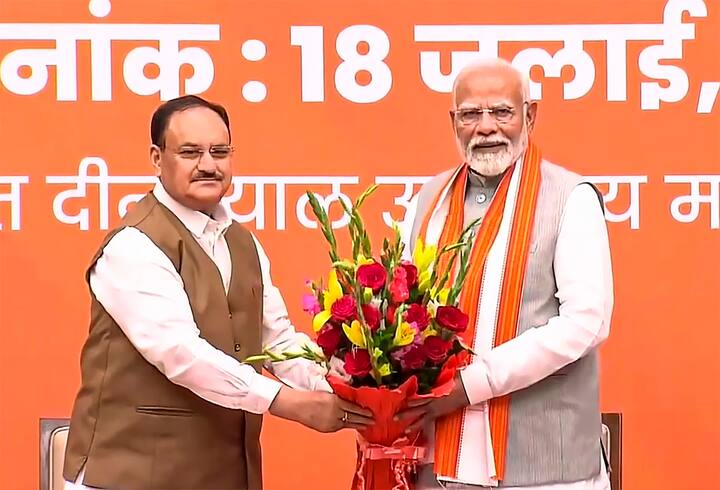 पीएम लगभग ढाई घंटे तक बीजेपी मुख्यालय में रहे. सूत्रों ने समाचार एजेंसी 'आईएएनएस' को बताया कि बीजेपी कर्मियों के साथ पीएम मोदी ने पुराने दिनों को याद किया.