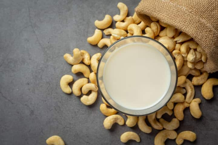 Milk and cashew nuts are good sources of calcium. Along with this, vitamin B6 and magnesium are also found in cashew nuts. Therefore, cashew nuts soaked in milk strengthen bones.