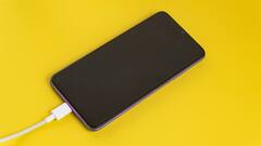 Smartphone Battery Saving Tips: घंटे भर में खत्म हो रही है आपके फोन की बैटरी? इन टिप्स से चलेगी लंबे समय तक