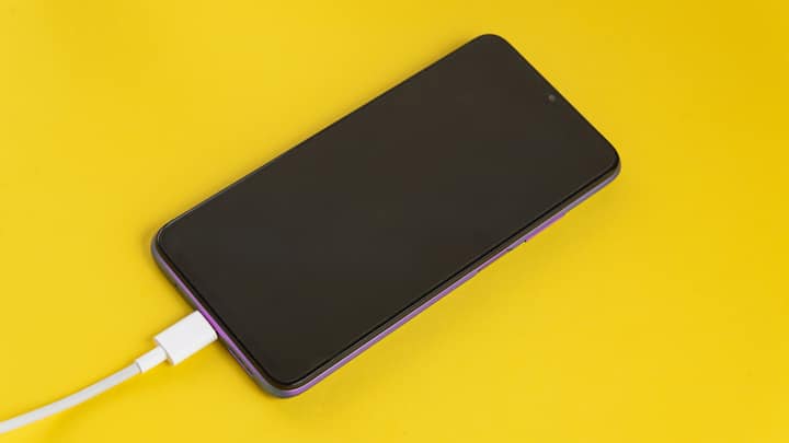 ऐसा इसलिए क्योंकि OLED और AMOLED के साथ आने वाले स्मार्टफोन की बैटरी जल्दी खत्म होती है.