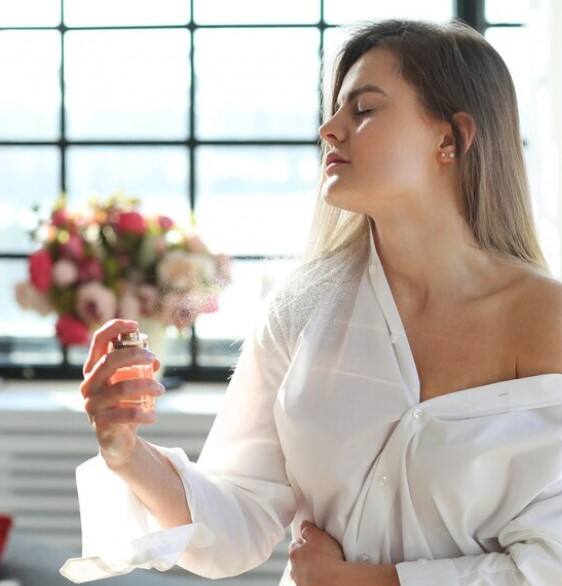 ਕੁੱਝ ਲੋਕਾਂ ਨੂੰ ਪਰਫਿਊਮ ਲਗਾਉਣ ਨਾਲ ਇਨਫੈਕਸ਼ਨ ਹੋ ਸਕਦੀ ਹੈ। ਅਜਿਹੇ 'ਚ ਧਿਆਨ ਰੱਖੋ ਕਿ ਇਸ ਨੂੰ ਸਰੀਰ ਦੇ ਕਿਸੇ ਵੀ ਹਿੱਸੇ 'ਤੇ ਨਹੀਂ ਲਗਾਇਆ ਜਾ ਸਕਦਾ। ਨਹੀਂ ਤਾਂ ਇਸ 'ਚ ਮੌਜੂਦ ਕੈਮੀਕਲ ਚਮੜੀ ਲਈ ਸਮੱਸਿਆ ਪੈਦਾ ਕਰ ਸਕਦੇ ਹਨ।