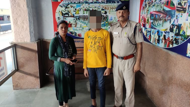 Kota RPF Operation Nanhe Farishte Saves more than 84 Thousand Kids from Human Trafficking ANN 'ऑपरेशन नन्हे फरिश्ते' के जरिए RPF ने 84 हजार से ज्यादा बच्चों को बचाया, घर से भागने वालों की संख्या अधिक