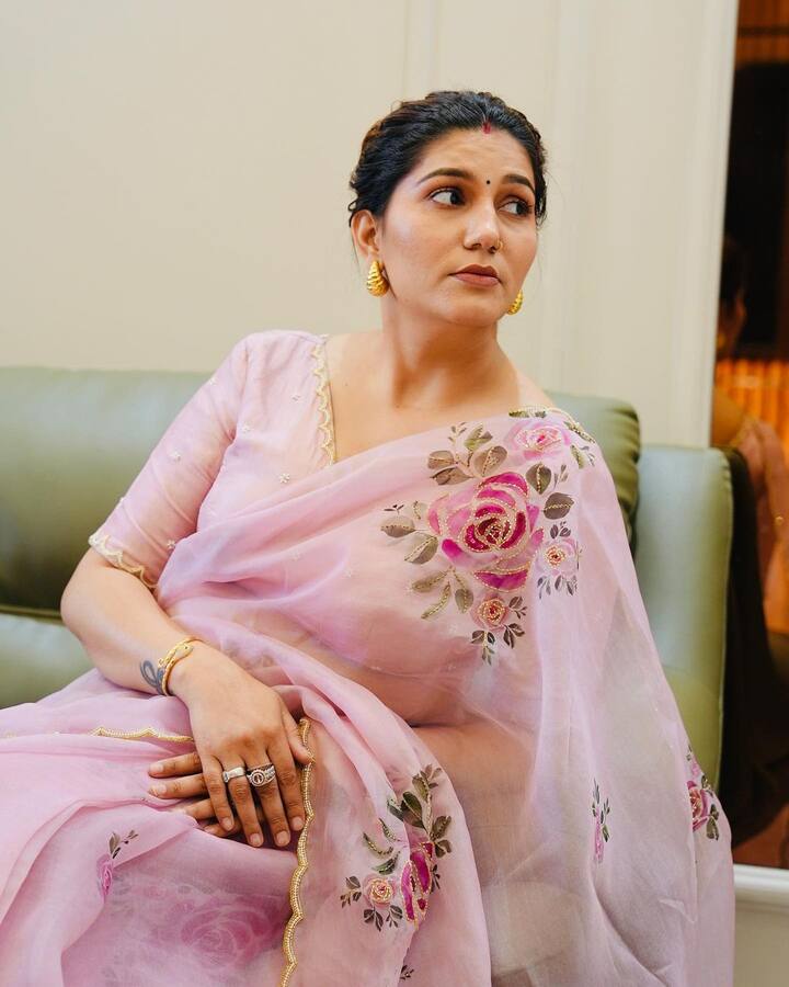 हरियाणवी डांसर सपना चौधरी आज अपने फैंस के दिलों पर राज करती हैं. सपना ने एक से बढ़कर एक हिट गाने दिए है. इसके बाद उन्होंने फिर कभी पीछे मुड़कर नहीं देखा. वहीं पर्सनल लाइफ की बात करें तो उन्होंने साल 2020 में हरियाणवी सिंगर वीर साहू से शादी सीक्रेट शादी कर ली थी. अब दोनों एक बेटे के पेरेंट्स हैं.